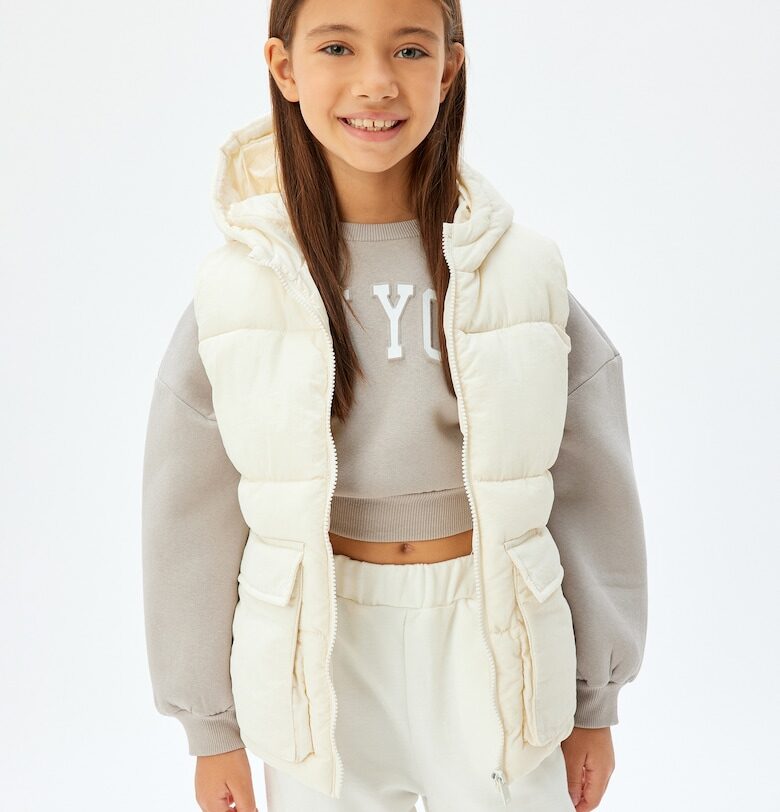 Капитониран елек с качулка и джобове KOTON