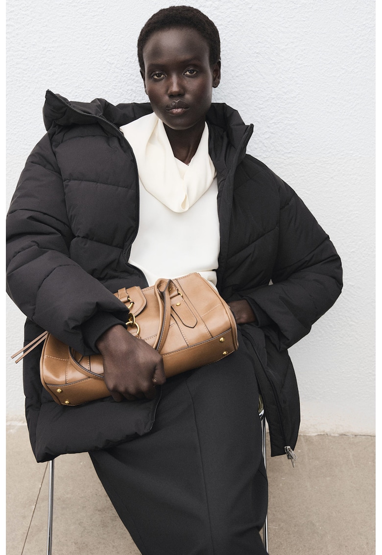 Капитонирано зимно яке с качулка Mango