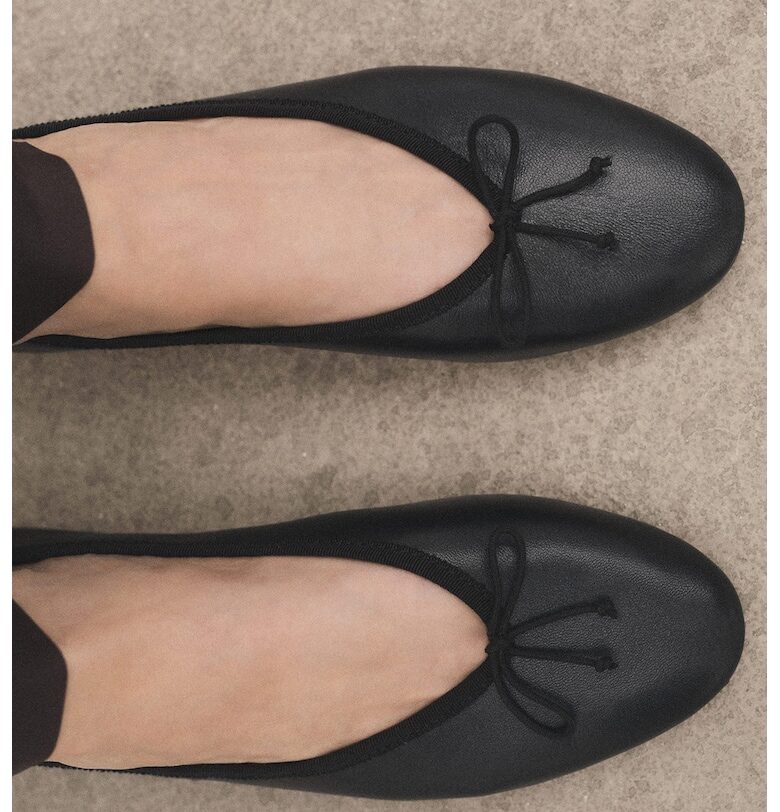 Кожени пантофи с панделка Mango