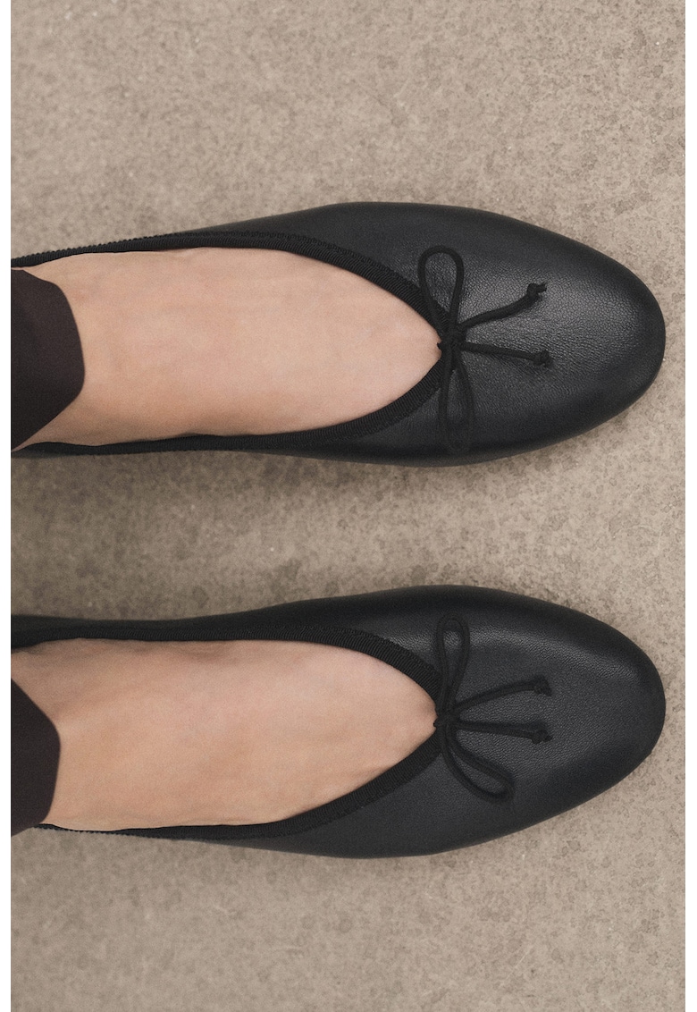 Кожени пантофи с панделка Mango