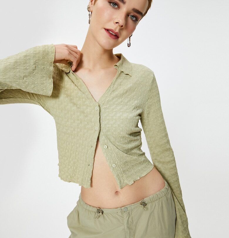 Къса релефна риза с шпиц KOTON