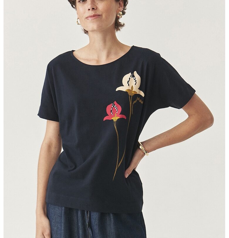 Памучна тениска с овално деколте и флорален дизайн - Черен - Tatuum