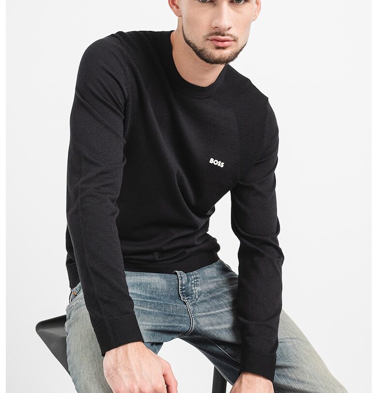 Пуловер Momentum Lite с овално деколте BOSS