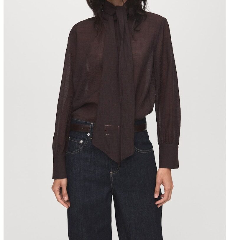 Релефна блуза с висока яка Mango