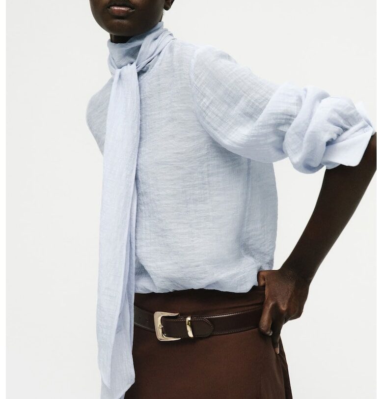 Релефна блуза с висока яка Mango