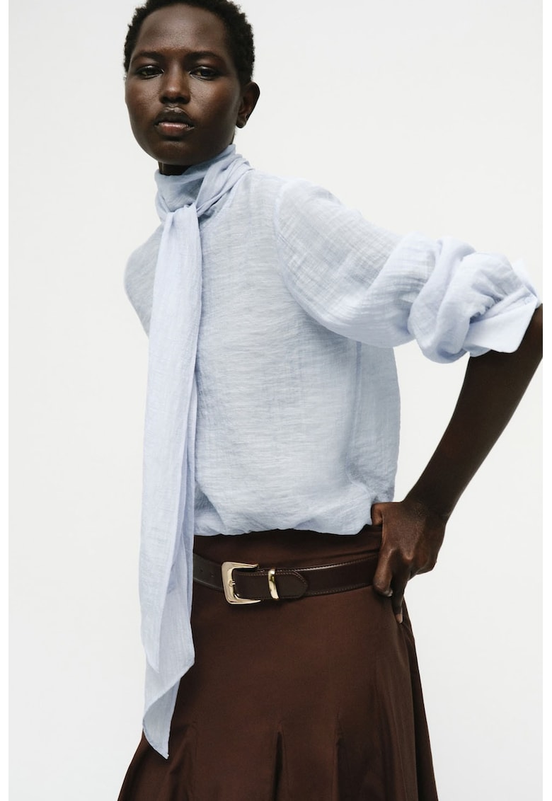 Релефна блуза с висока яка Mango