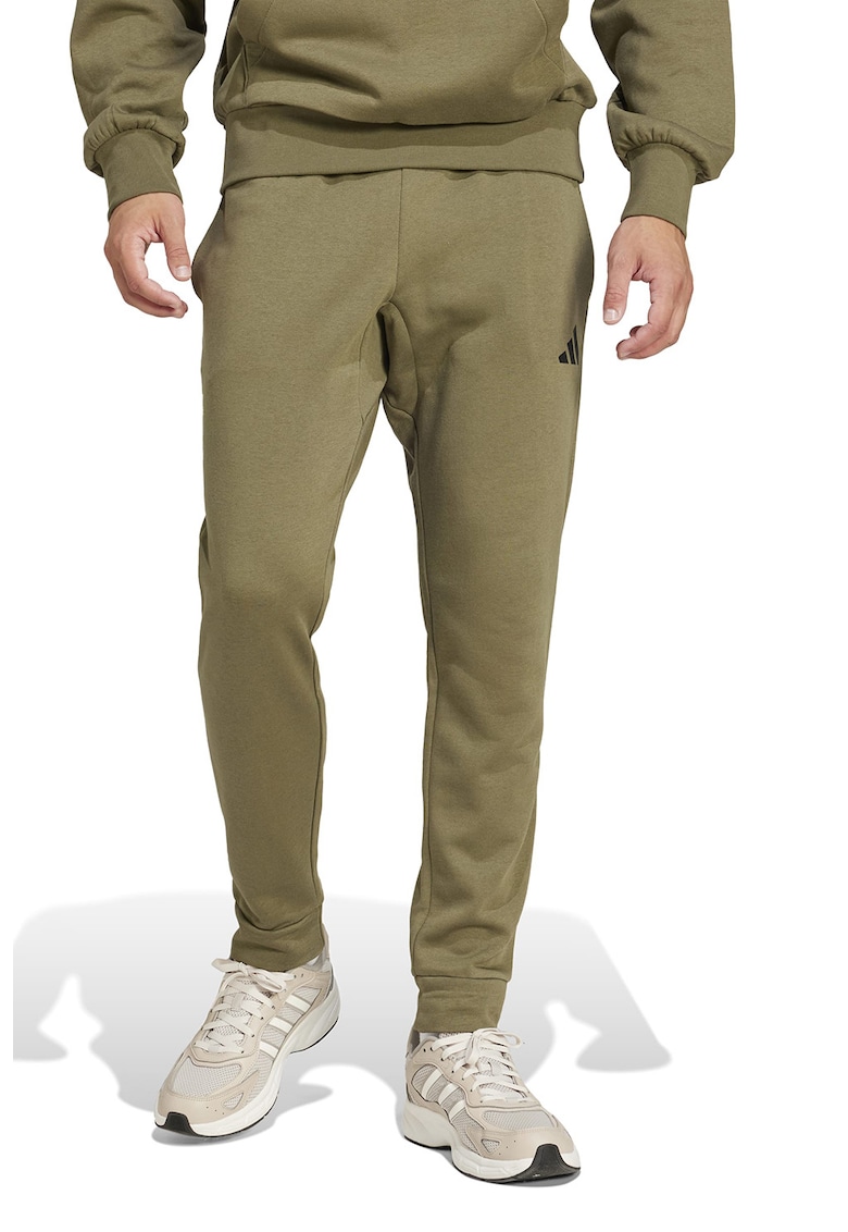 Скосен спортен панталон FeelCozy с връзка adidas Sportswear