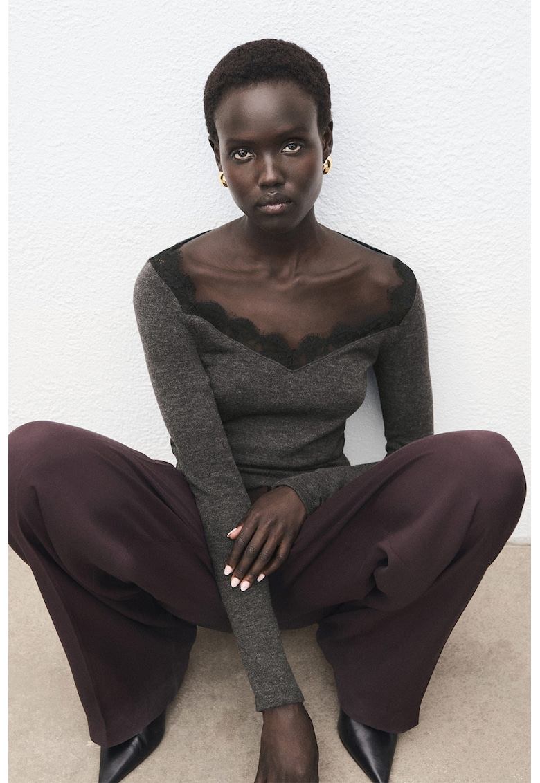 Слим блуза с дантела на деколтето Mango