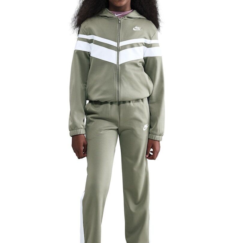 Спортен екип с контрасти Nike