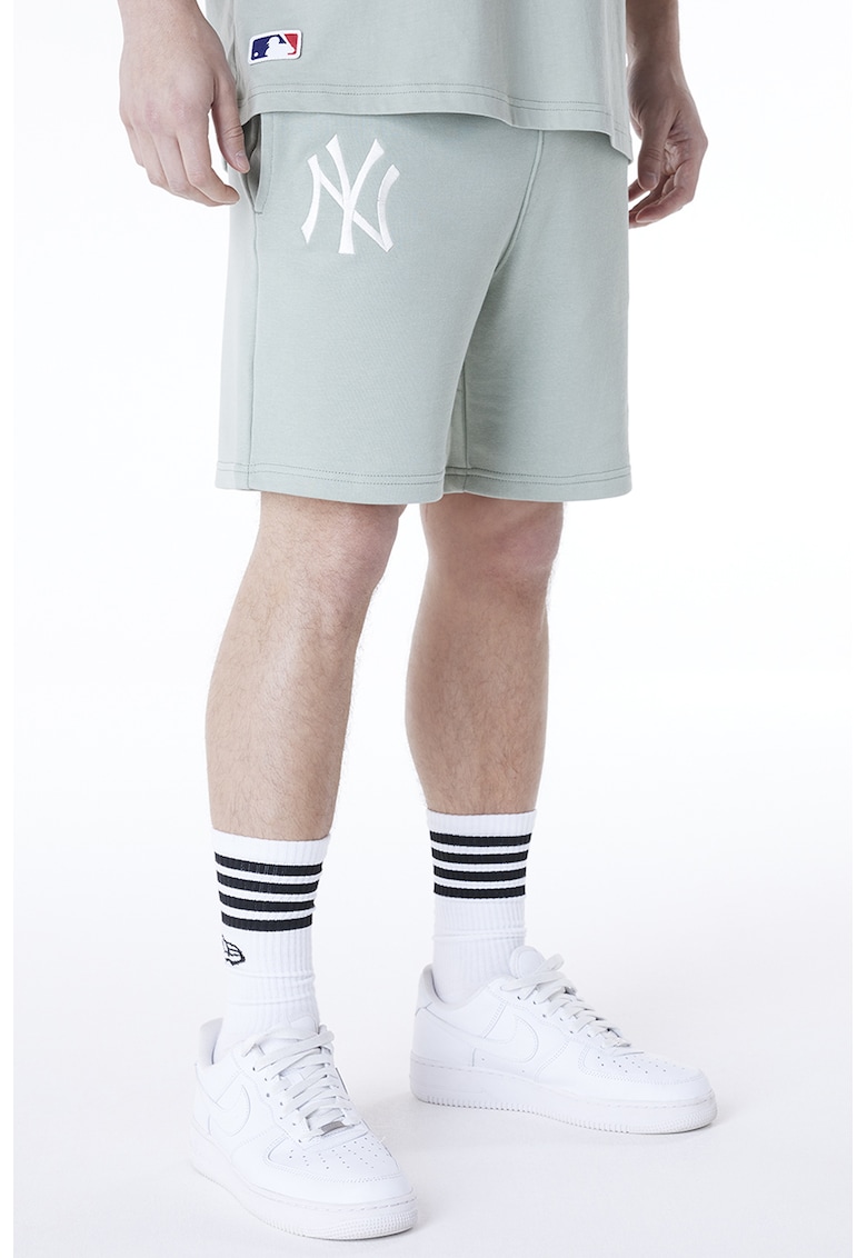 Спортен къс панталон с връзка и бродиран монограм New Era