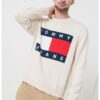 Стандартен пуловер с уголемено лого Tommy Jeans