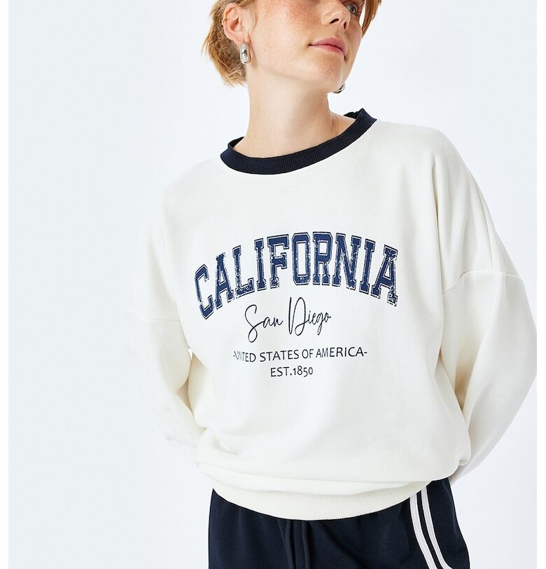 Суитшърт с овално деколте и надпис KOTON