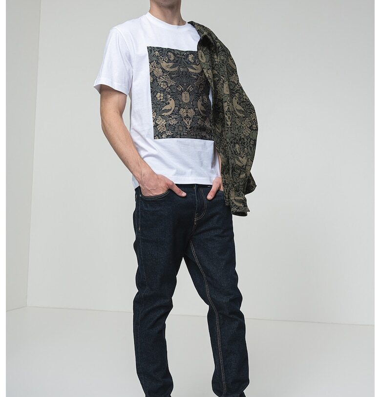 Тениска с овално деколте и графика HUGO