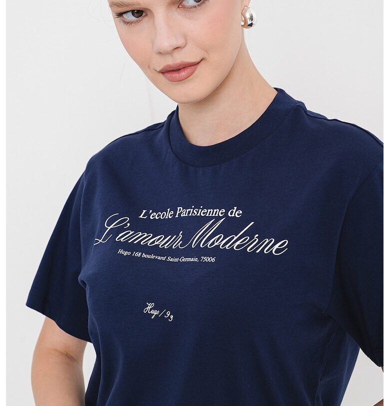 Тениска с овално деколте и надпис HUGO