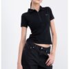 Тениска с яка и джоб на гърдите GUESS JEANS