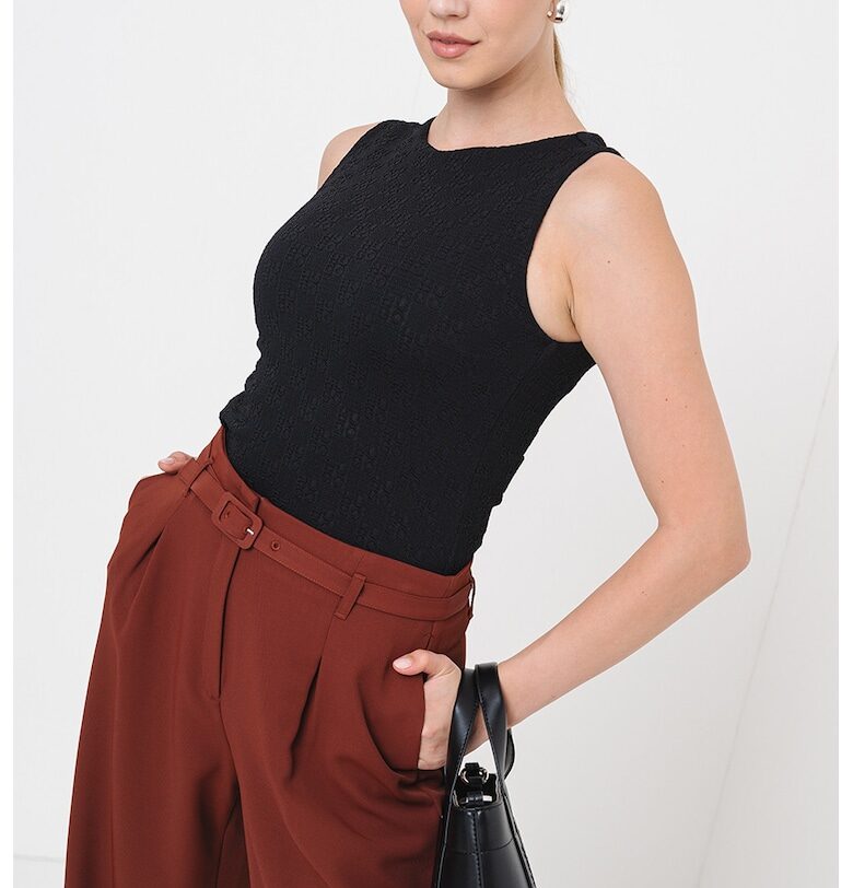 Топ с цип на гърба и лого HUGO