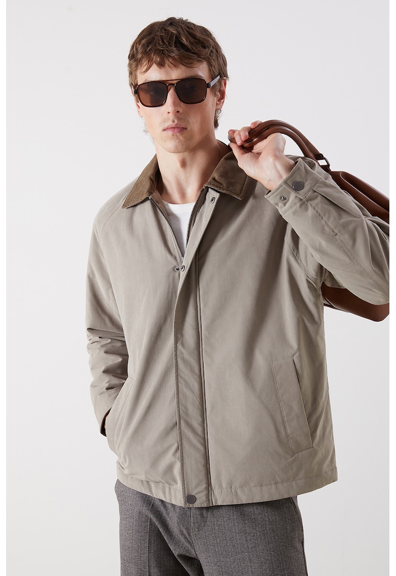 Яке с цип и джобове встрани LC WAIKIKI