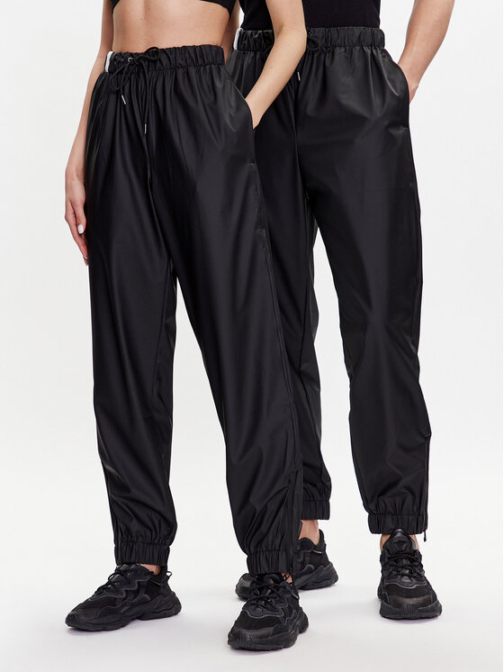 Rains Текстилни панталони 18560 Черен Comfortable Fit цвят на ниска цена