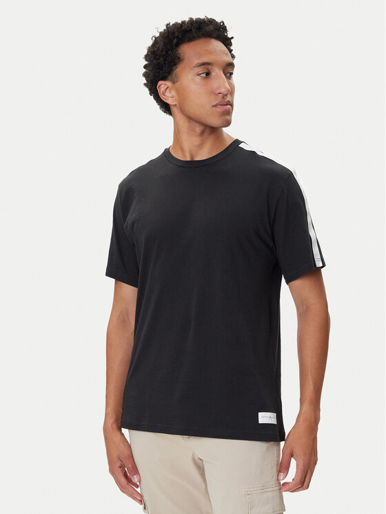 Tommy Hilfiger Тишърт Logo UM0UM03005 Черен Regular Fit цвят на ниска цена