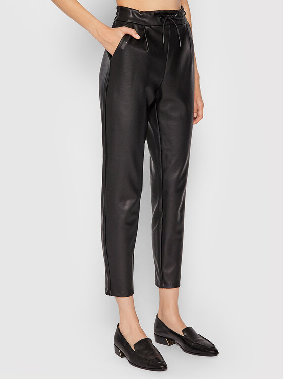Vero Moda Панталони от имитация на кожа Eva 10205737 Черен Relaxed Fit цвят на ниска цена