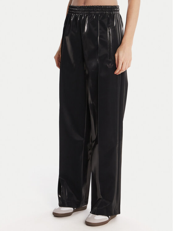 adidas Долнище анцуг adicolor Holiday JV7503 Черен Loose Fit цвят на ниска цена