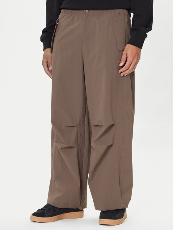 adidas Текстилни панталони Premium Essentials Utility Parachute JW1087 Кафяв Loose Fit цвят на ниска цена