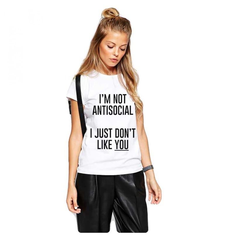 Бяла дамска тениска - не съм асоциална THEICONIC