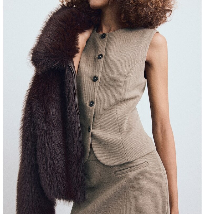 Елек с овално деколте и копчета Mango