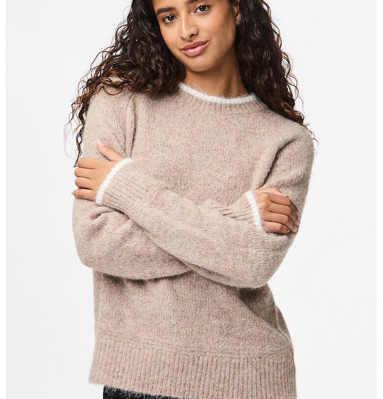 Мъхест пуловер с овално деколте Pieces