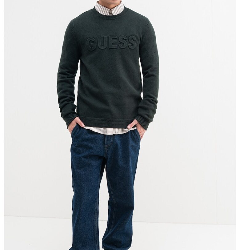 Пуловер с овално деколте и релефно лого GUESS