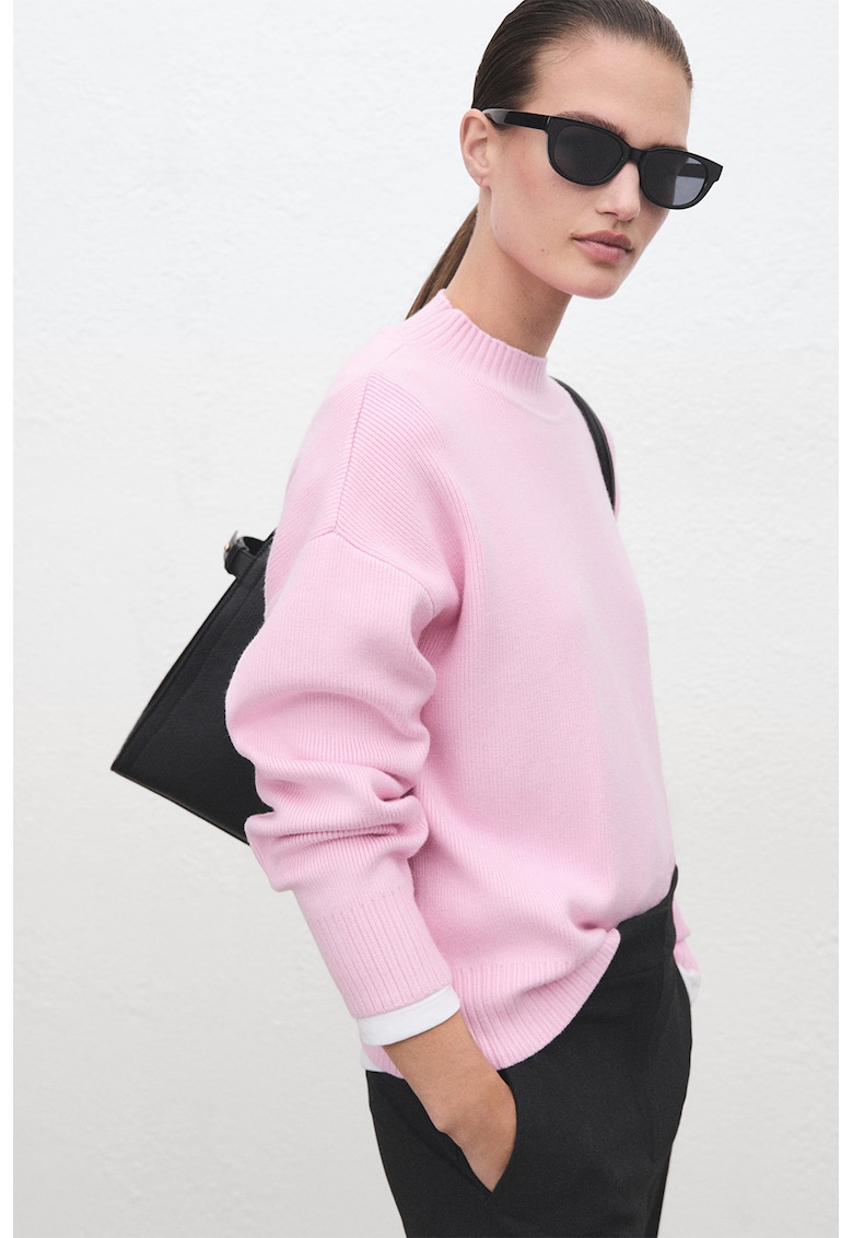 Свободен пуловер с овално деколте Mango