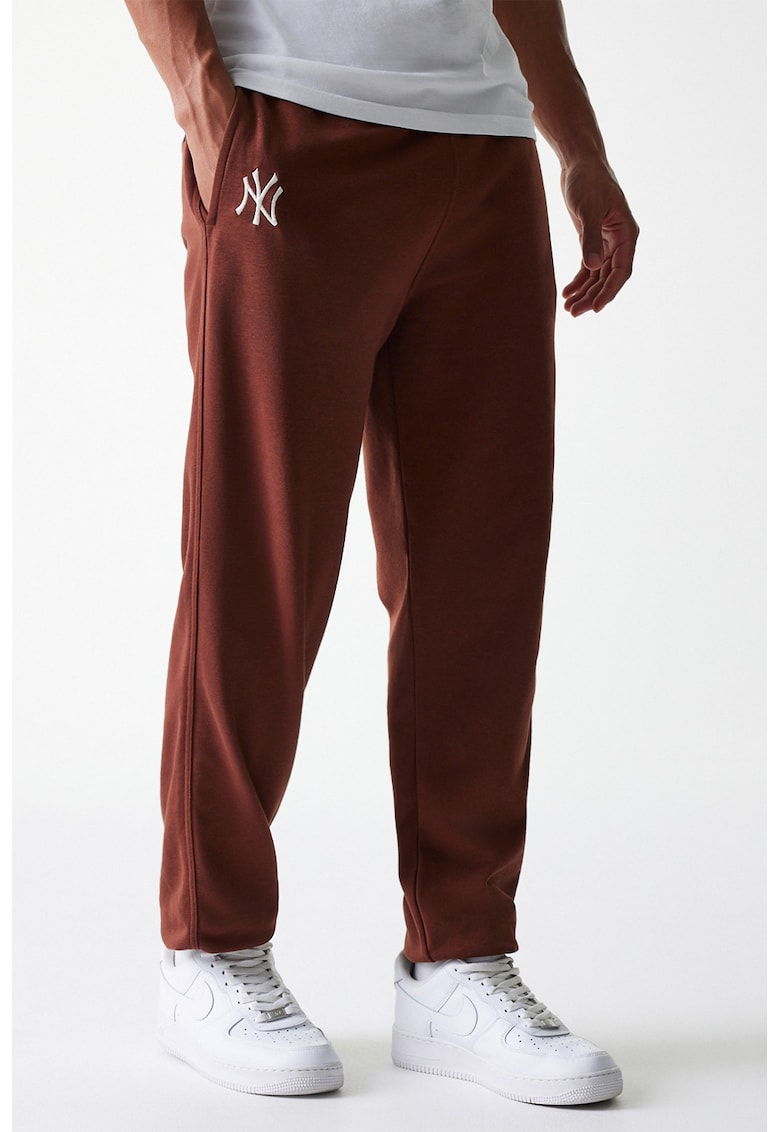 Спортен панталон с джобове New Era