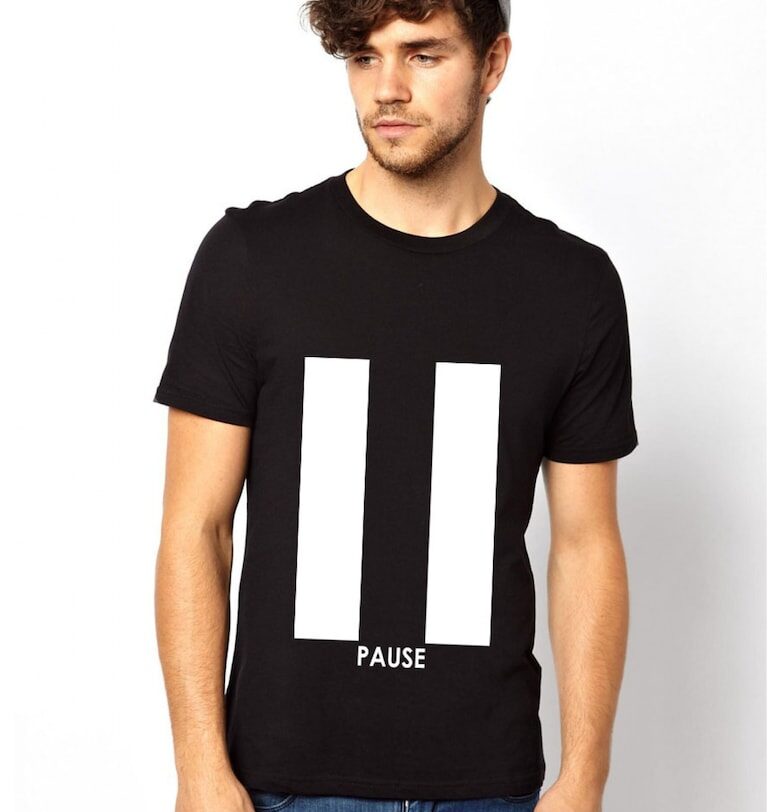 Тениска Pause - Черна THEICONIC