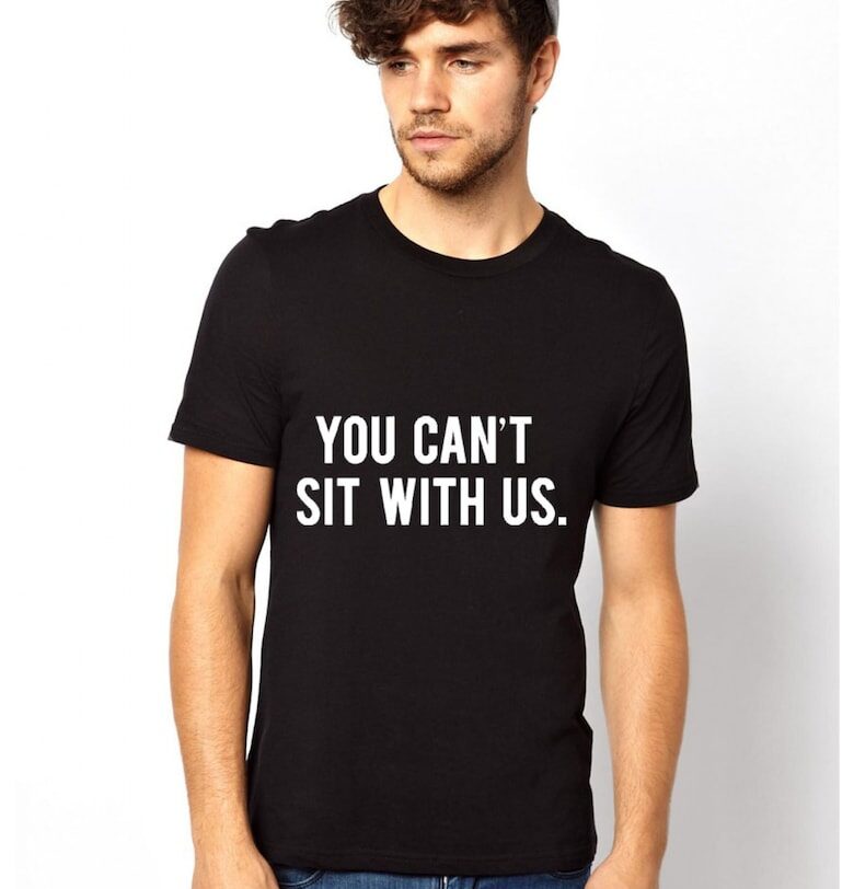 Тениска Sit With Us - черна THEICONIC