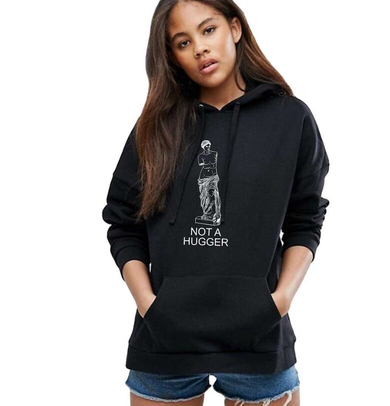 Черна дамска качулка - Не е прегръдка THEICONIC