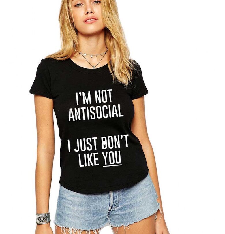 Черна дамска тениска - не съм асоциална THEICONIC