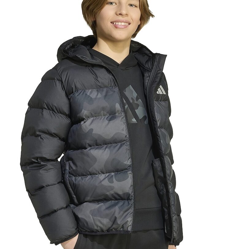 Ватирано зимно яке с камуфлажна шарка adidas Sportswear