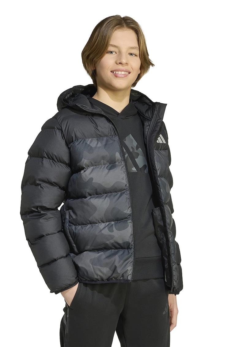 Ватирано зимно яке с камуфлажна шарка adidas Sportswear