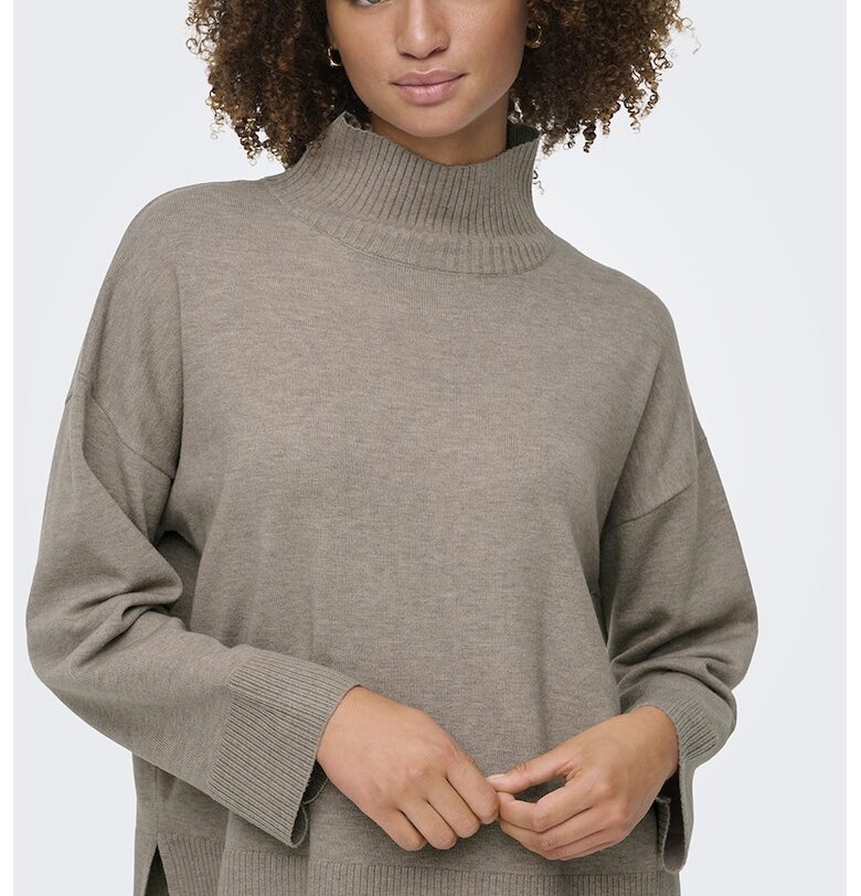 Пуловер с висока яка и странична цепка на подгъва Only