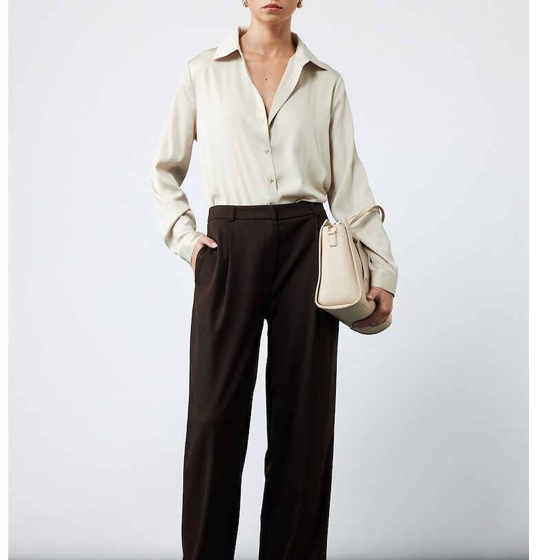 Сатинирана риза с остра яка KOTON