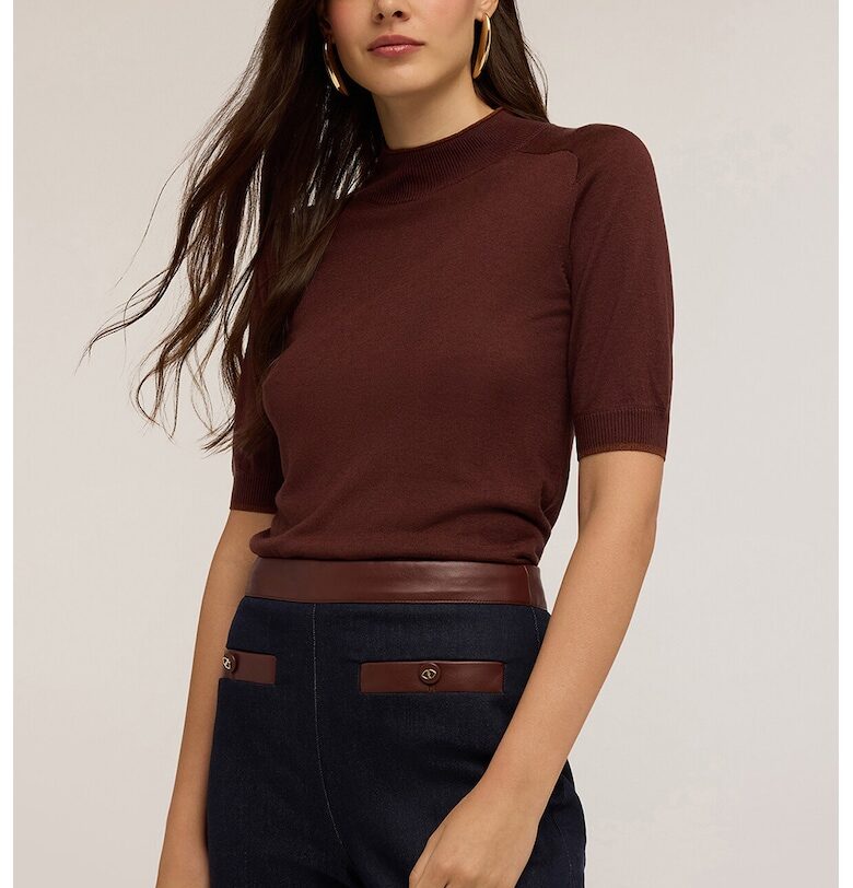 Слим пуловер с овално деколте Motivi