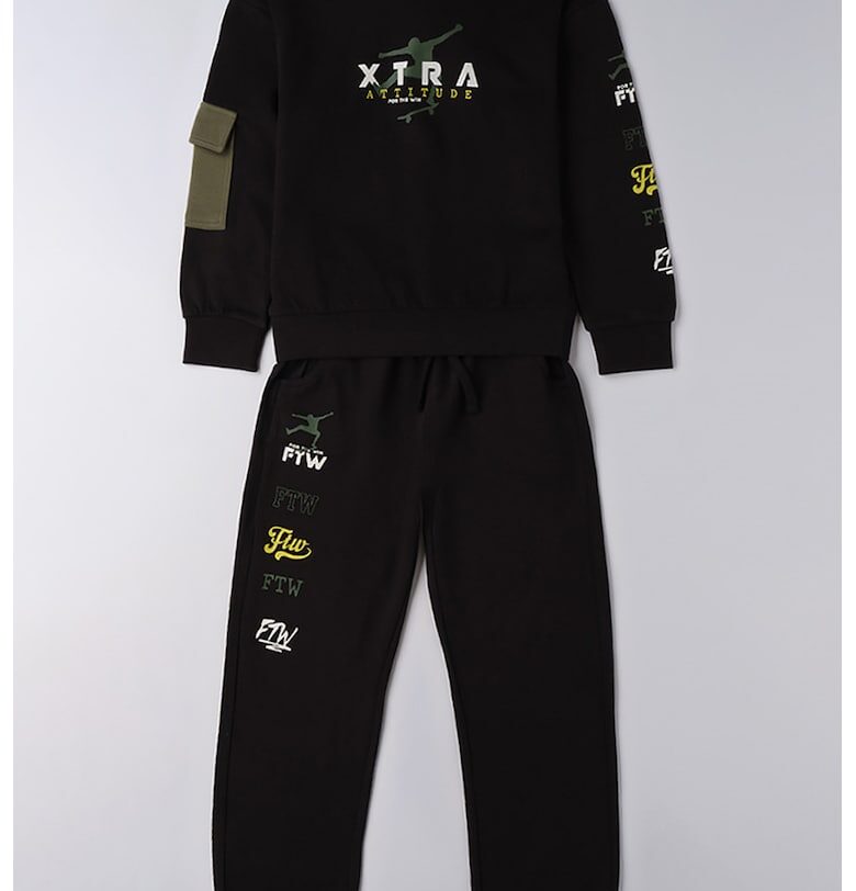 Спортен екип с надписи и джоб на ръкава IDO