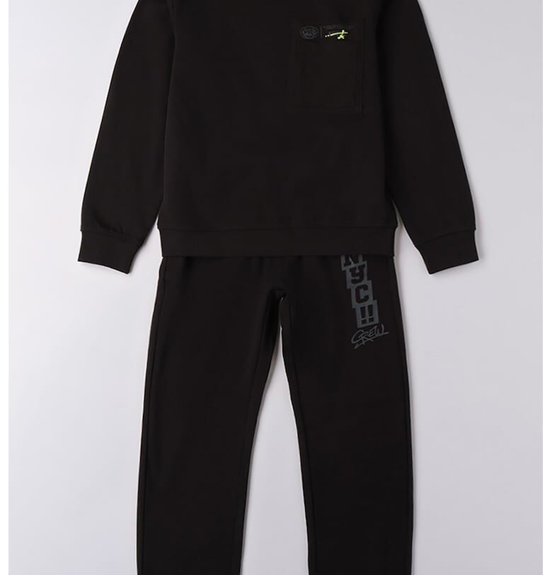 Спортен екип с надписи и джоб на ръкава IDO