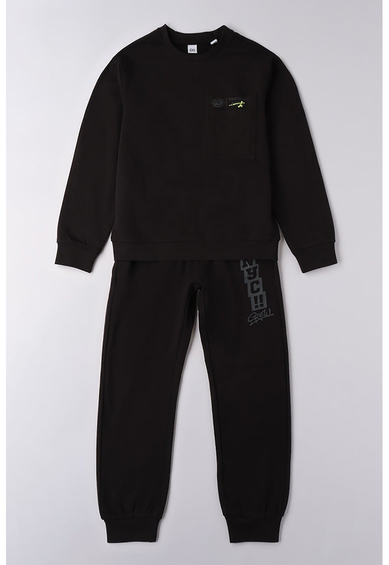 Спортен екип с надписи и джоб на ръкава IDO