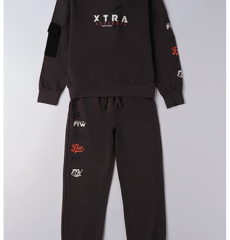 Спортен екип с надписи и джоб на ръкава IDO