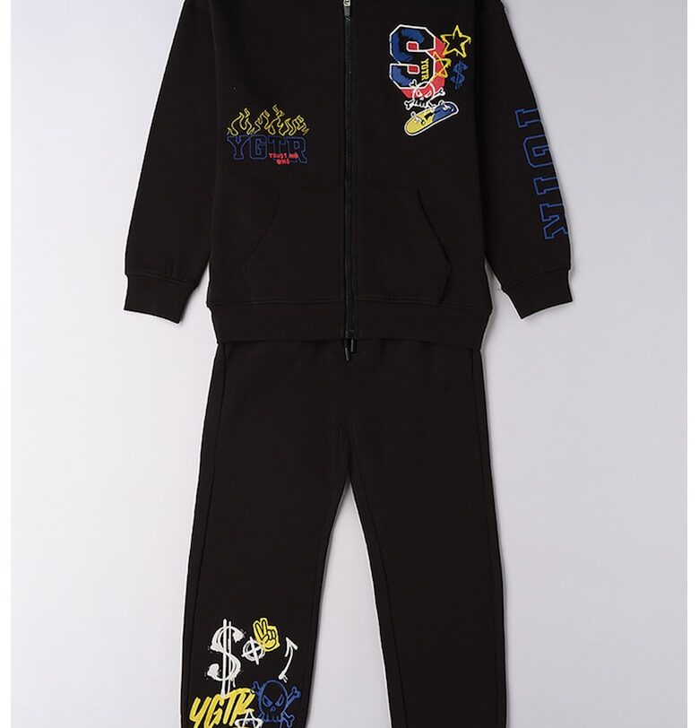 Спортен екип с худ с цип и шарка IDO