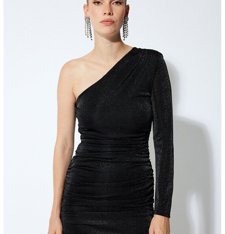 Бляскава къса рокля с голо рамо KOTON