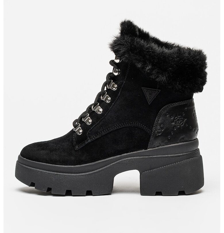 Боти с масивен ток и монограм GUESS