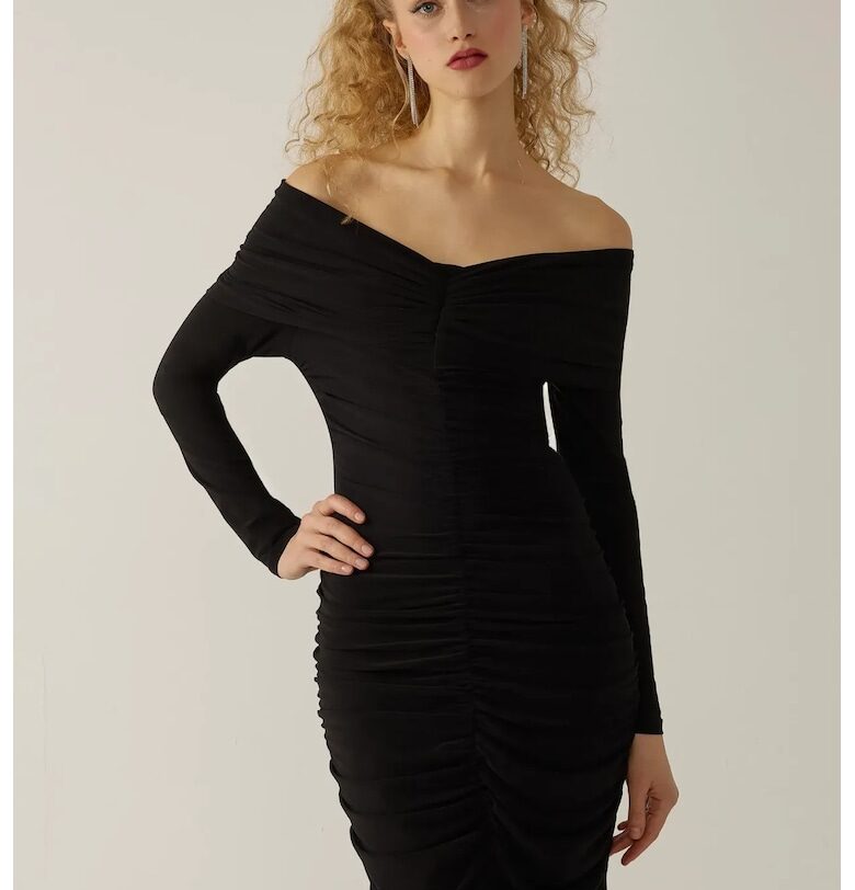 Вталена макси рокля  с открити рамене и волани - черна HiCCUP