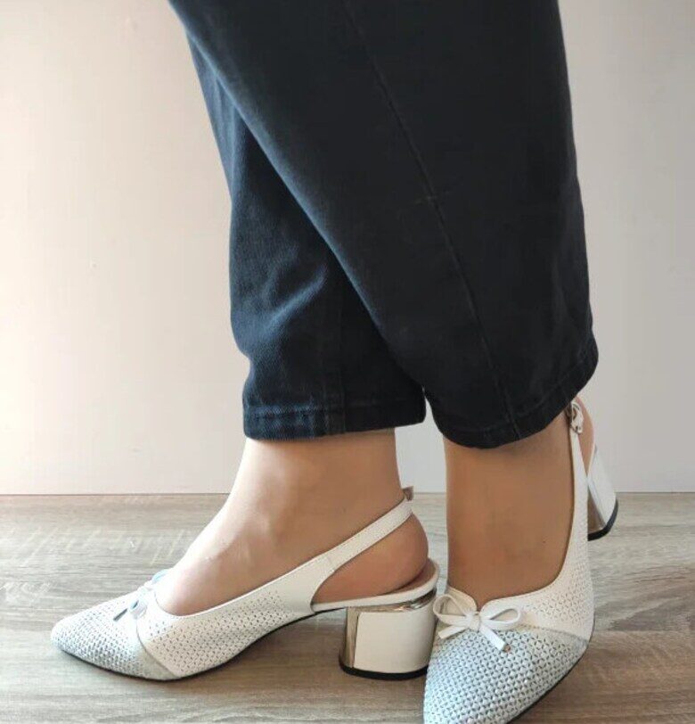 Дамски ежедневни обувки с изрезки  049 563 Бели със сребристо - Бели DOGATI